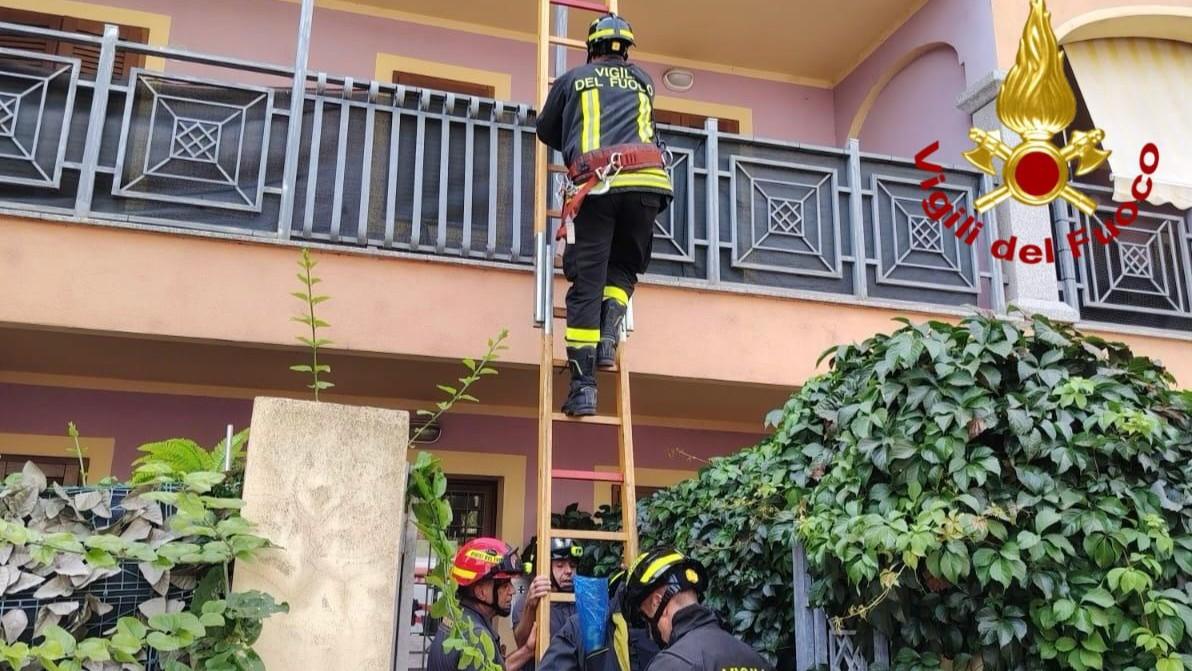 Cade in casa e resta a terra tutta la notte: i vigili del fuoco entrano dalla finestra e la soccorrono