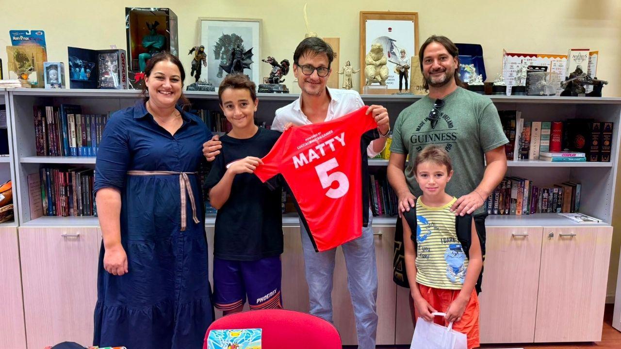 Il direttore Emanuele Vietina e Silvia Ceccarelli insieme a Matty, il papà e il fratellino