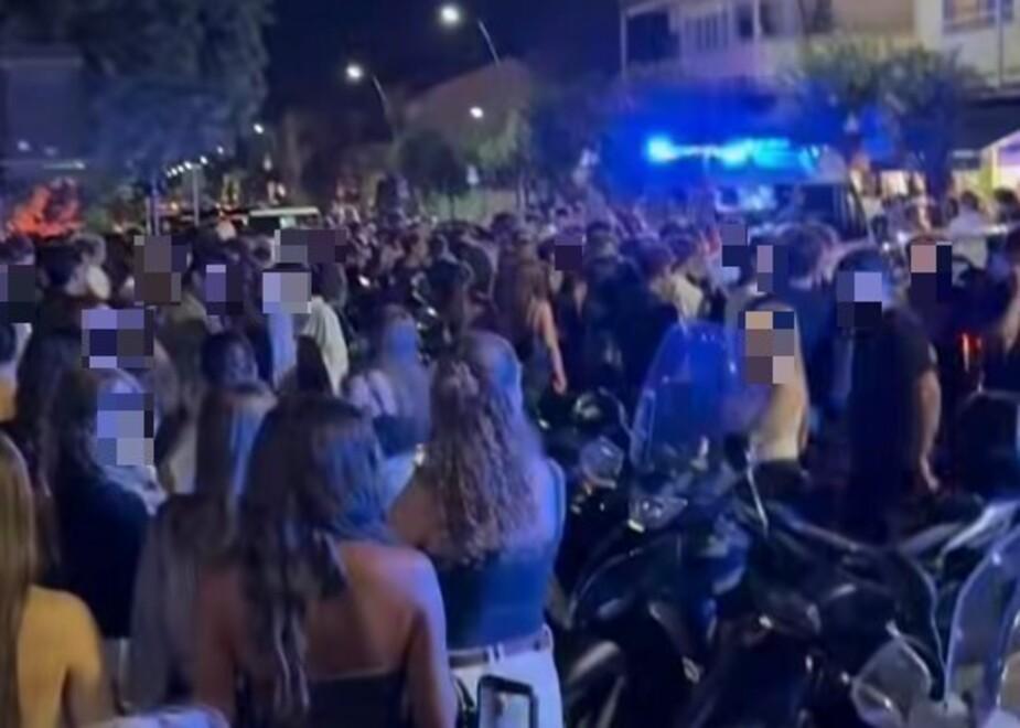 
	La folla di giovanissimi nel centro di Forte dei Marmi durante l&rsquo;intervento di polizia locale e personale sanitario in soccorso della 15enne che aveva abusato di alcol

