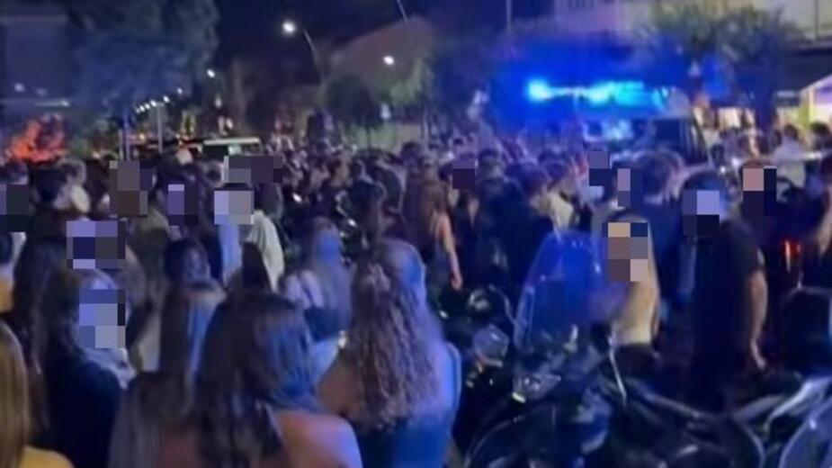 La folla di giovanissimi nel centro di Forte dei Marmi durante l’intervento di polizia locale e personale sanitario in soccorso della 15enne che aveva abusato di alcol