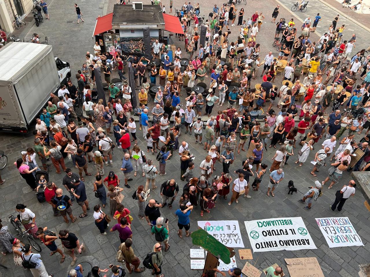 Bosco Ospizio, 250 persone in piazza Prampolini: iniziato l’incontro tra attivisti, Conad e Comune