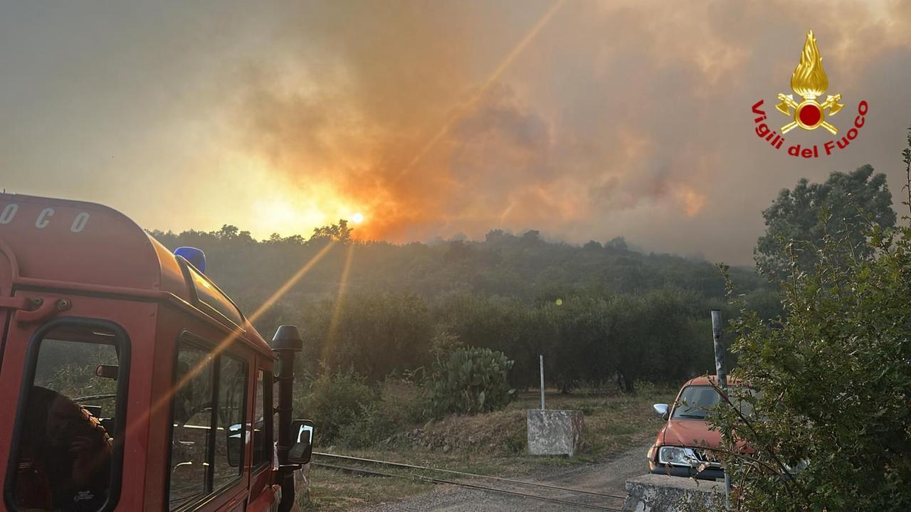 L’Ogliastra brucia: le fiamme raggiungono Elini, via alle prime evacuazioni