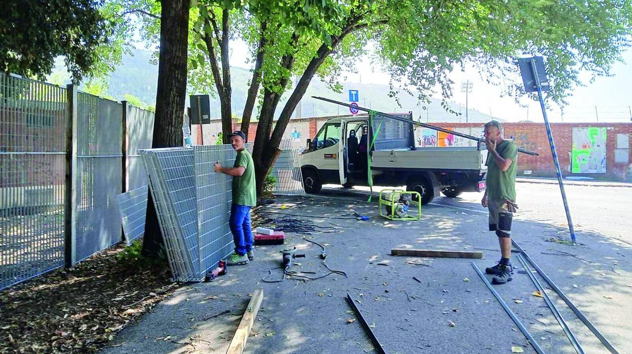 Gli operai di Alpha General Contractor al lavoro intorno allo stadio