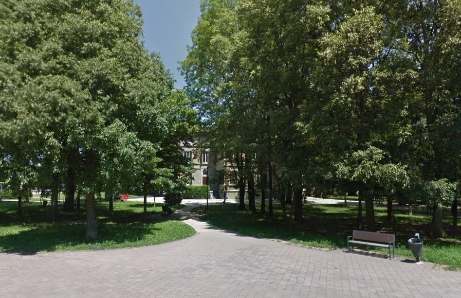 A Villa Trenti di Vignola come sul ring: manda ko un uomo e ferisce un agente