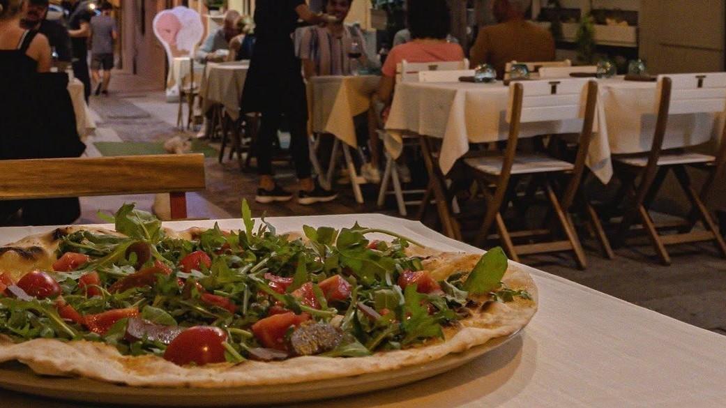 Tanti turisti pochi incassi, la ristoratrice: «In quattro prendono due pizze»