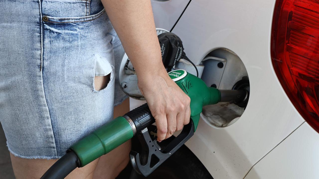 Carburanti ormai fuori controllo: a Ferrara sfondata quota due euro al litro