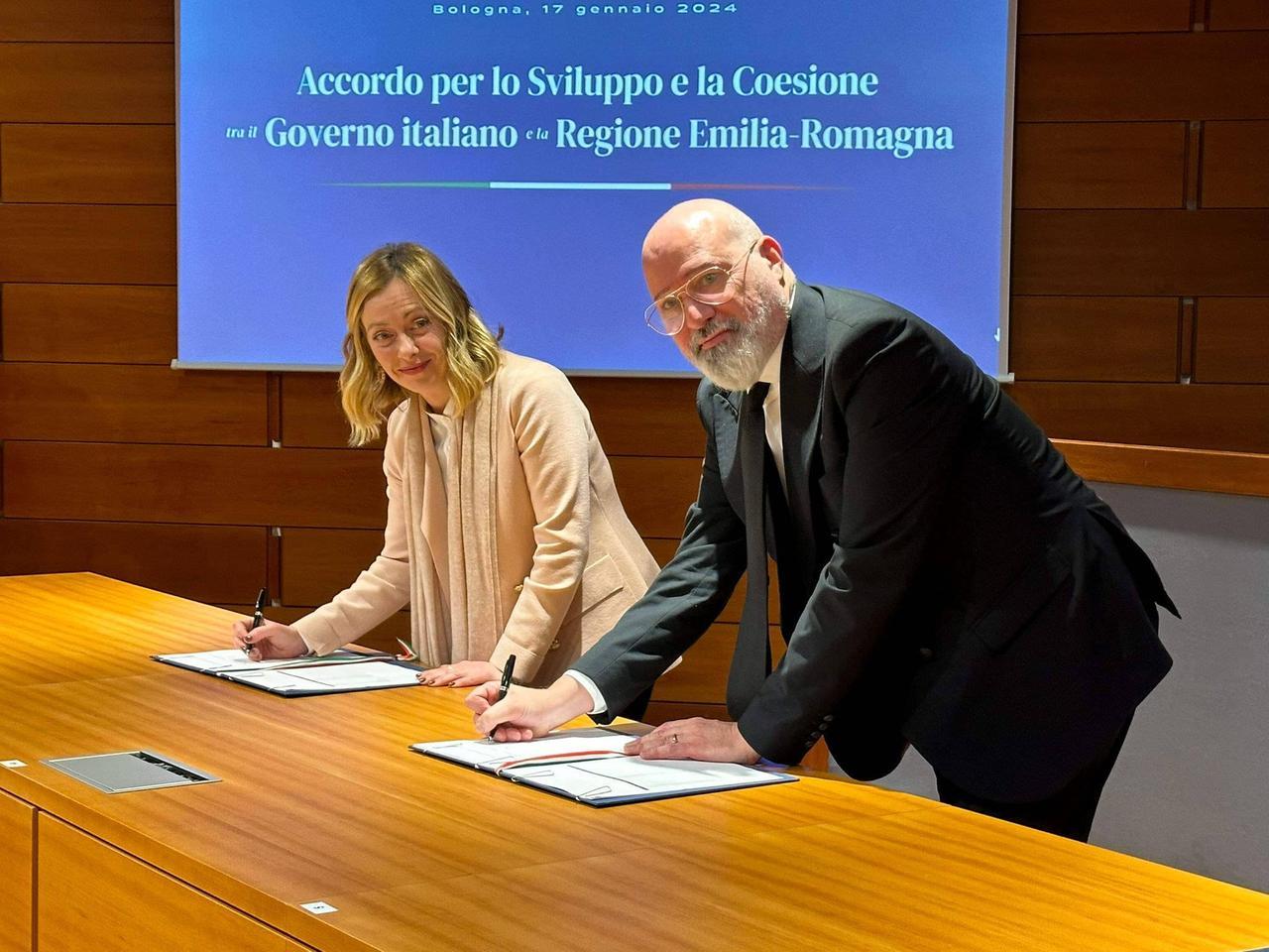 Da che parte vota chi ha studiato meno: la frase di Bonaccini che accende lo scontro con Meloni
