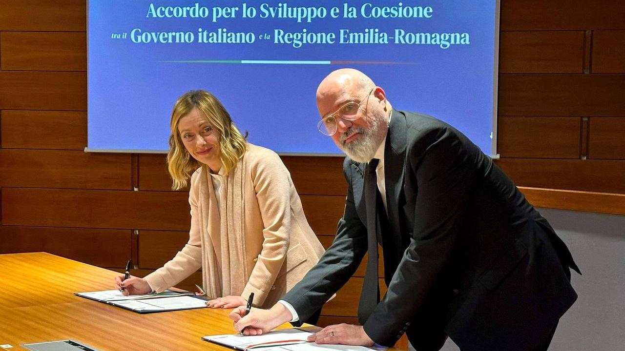 Da che parte vota chi ha studiato meno: la frase di Bonaccini che accende lo scontro con Meloni