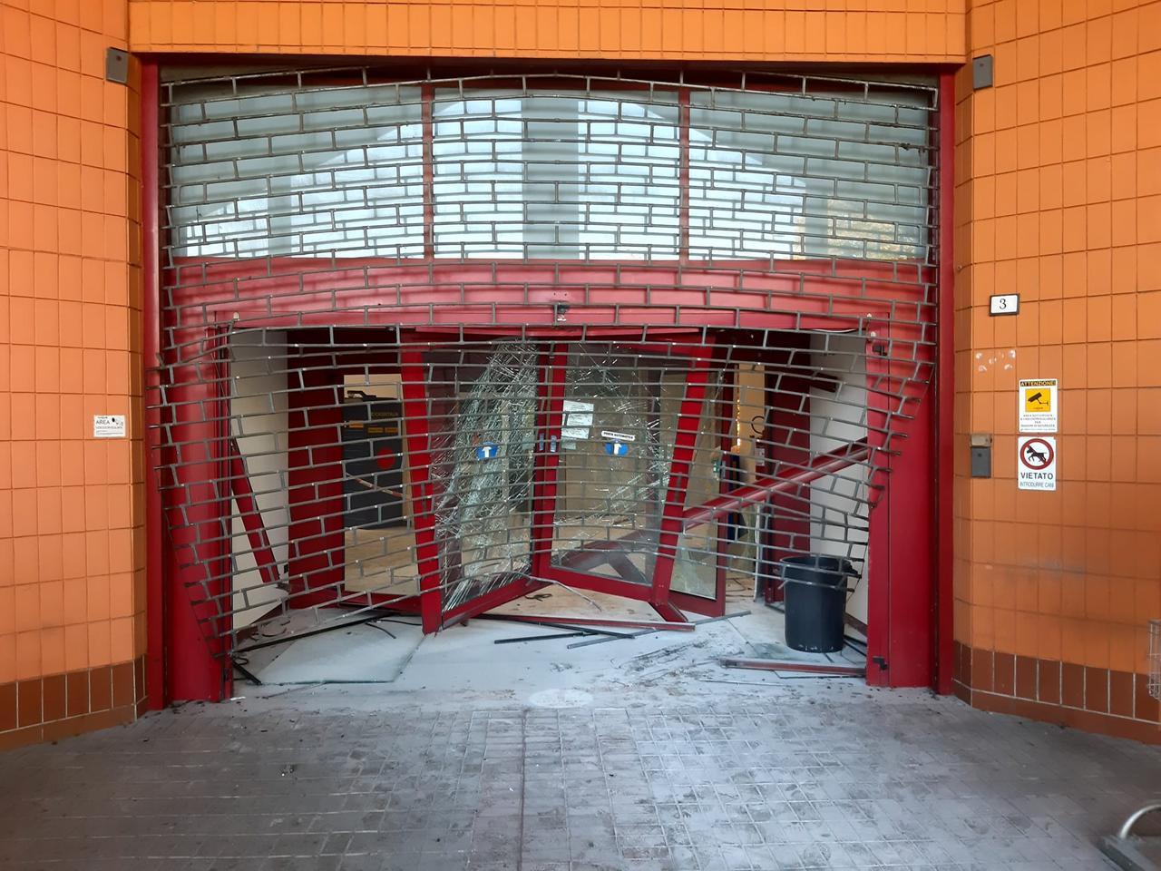 Guastalla, auto come ariete contro il centro commerciale per svaligiare la gioielleria