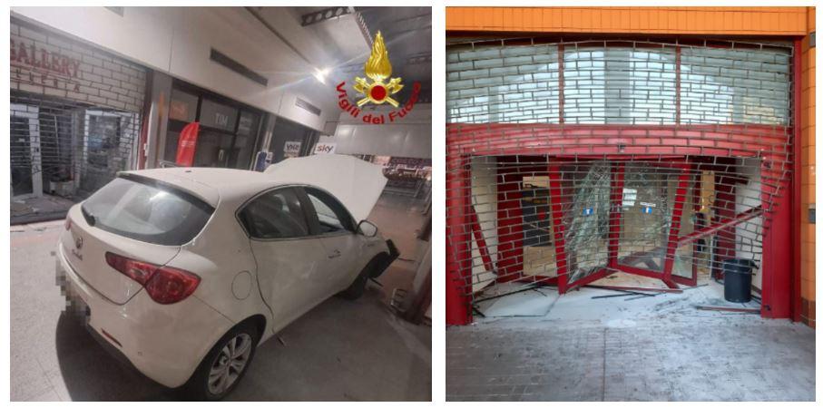 Guastalla, auto come ariete contro il centro commerciale per svaligiare la gioielleria