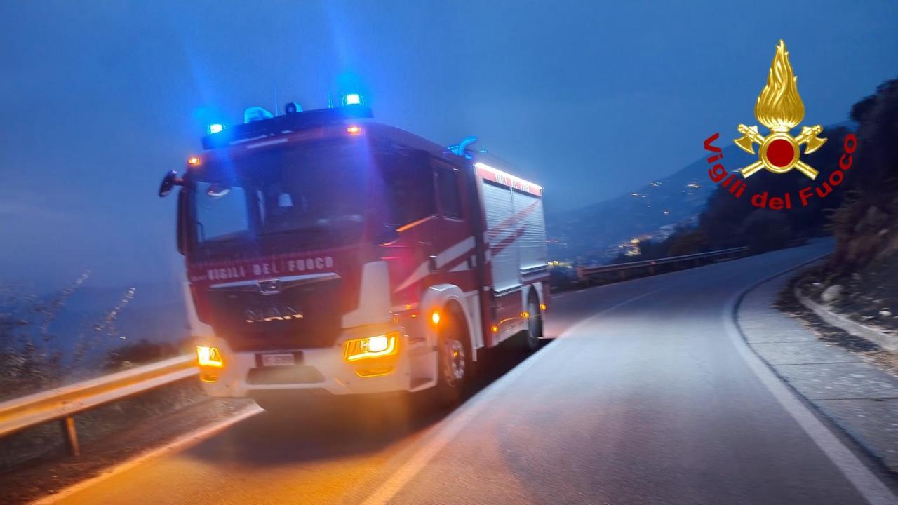 Arzana, ancora fiamme dopo una notte di paura: in azione due Canadair