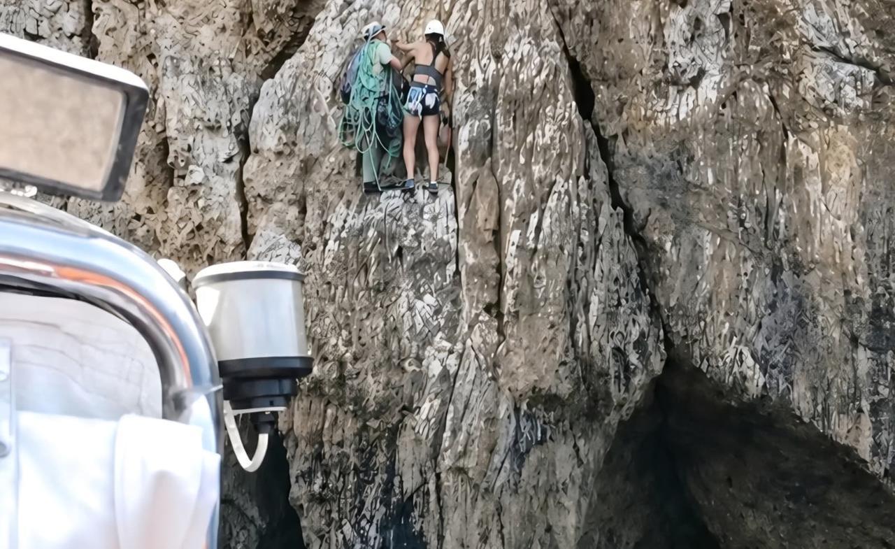 Bloccati sulla falesia a picco sul mare: arriva il soccorso della Guardia costiera