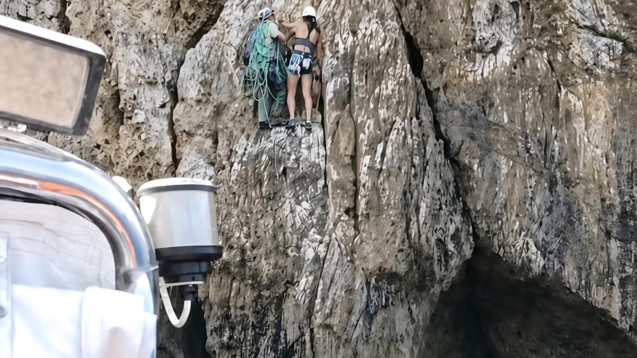 Bloccati sulla falesia a picco sul mare: arriva il soccorso della Guardia costiera