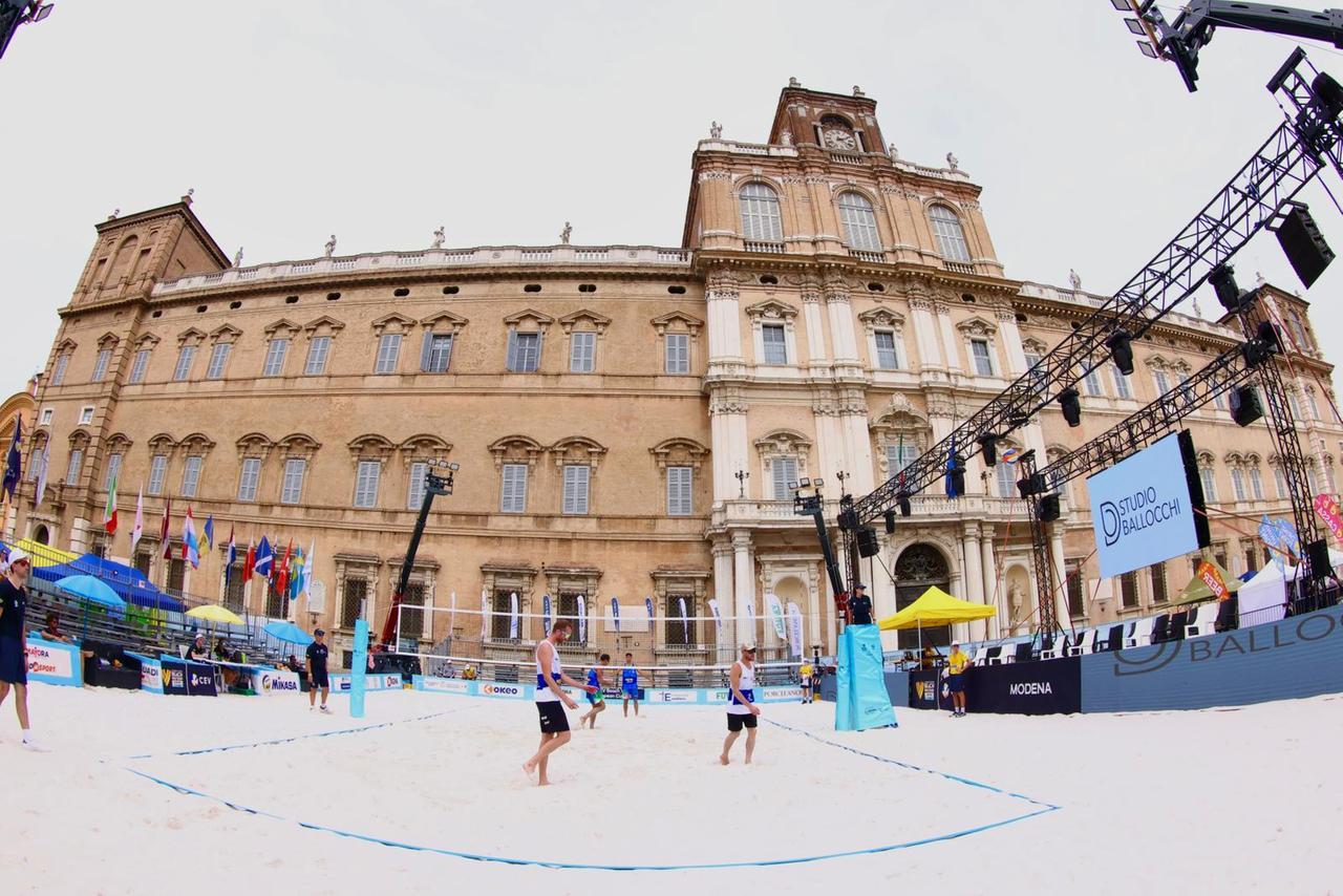 
	L'Arena in piazza Roma nello scatto di Carlo Foschi

