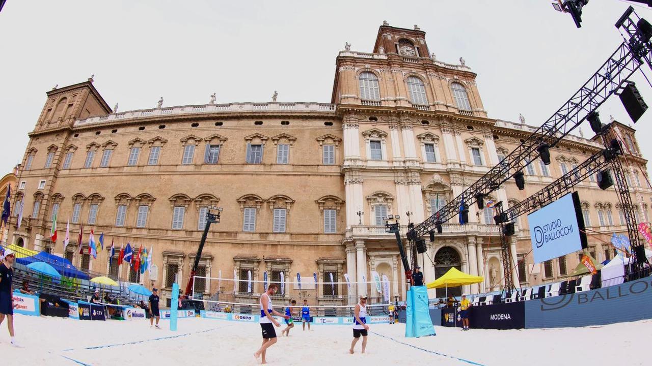 L'Arena in piazza Roma nello scatto di Carlo Foschi