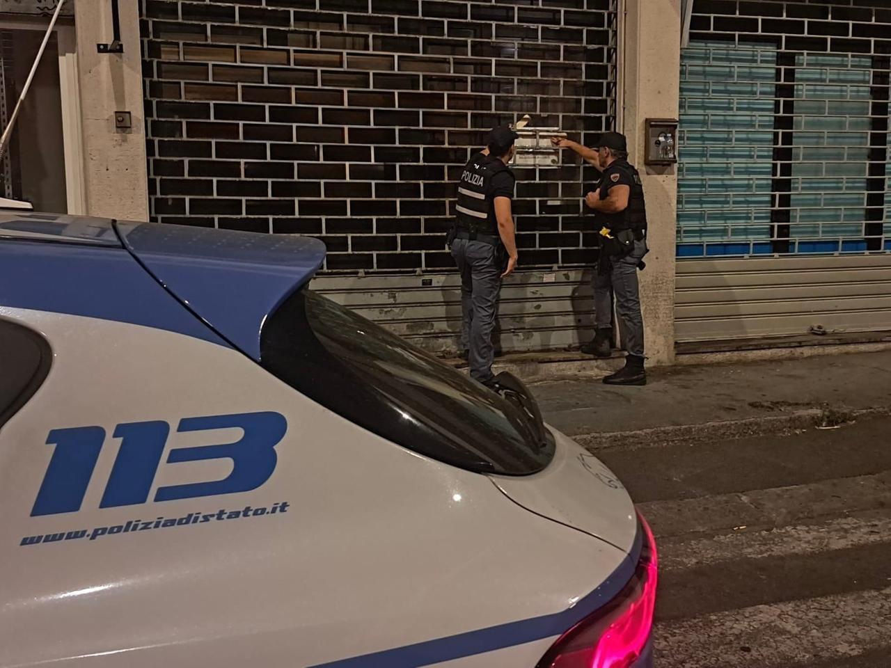 
	I poliziotti mentre chiudono il locale

