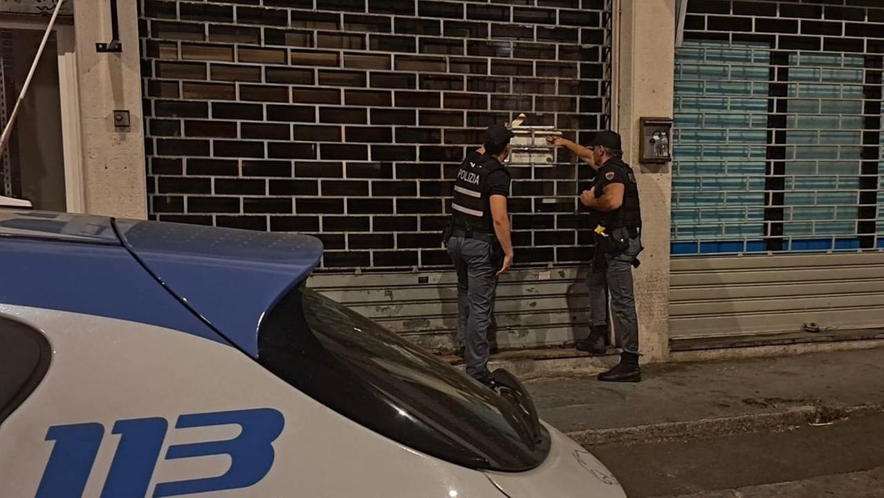 I poliziotti mentre chiudono il locale