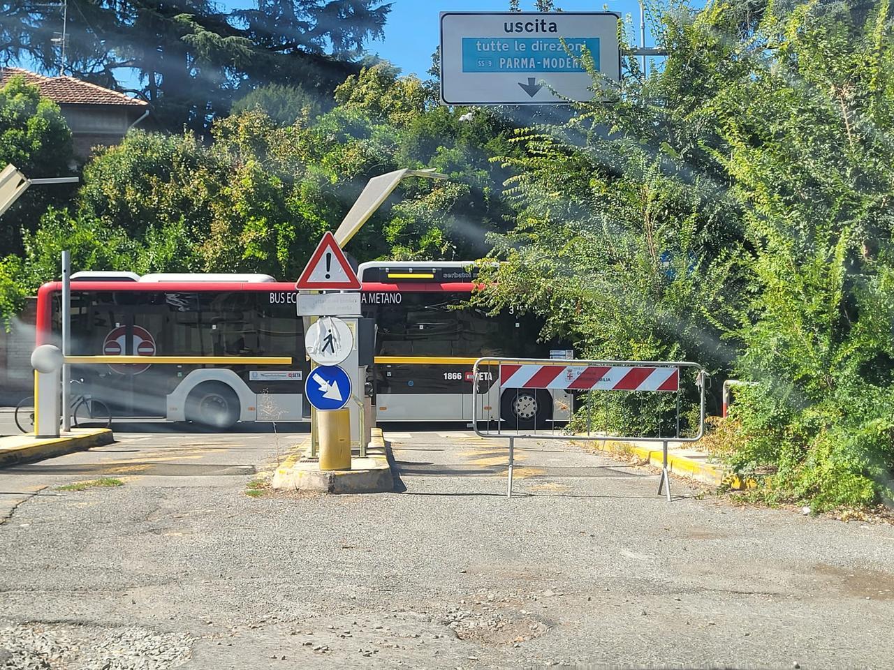 Abbonamento scaduto al parcheggio Zucchi: sradica la sbarra a mani nude e scappa