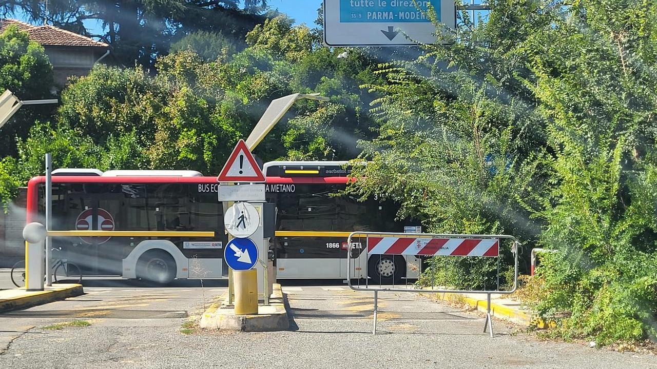 Abbonamento scaduto al parcheggio Zucchi: sradica la sbarra a mani nude e scappa