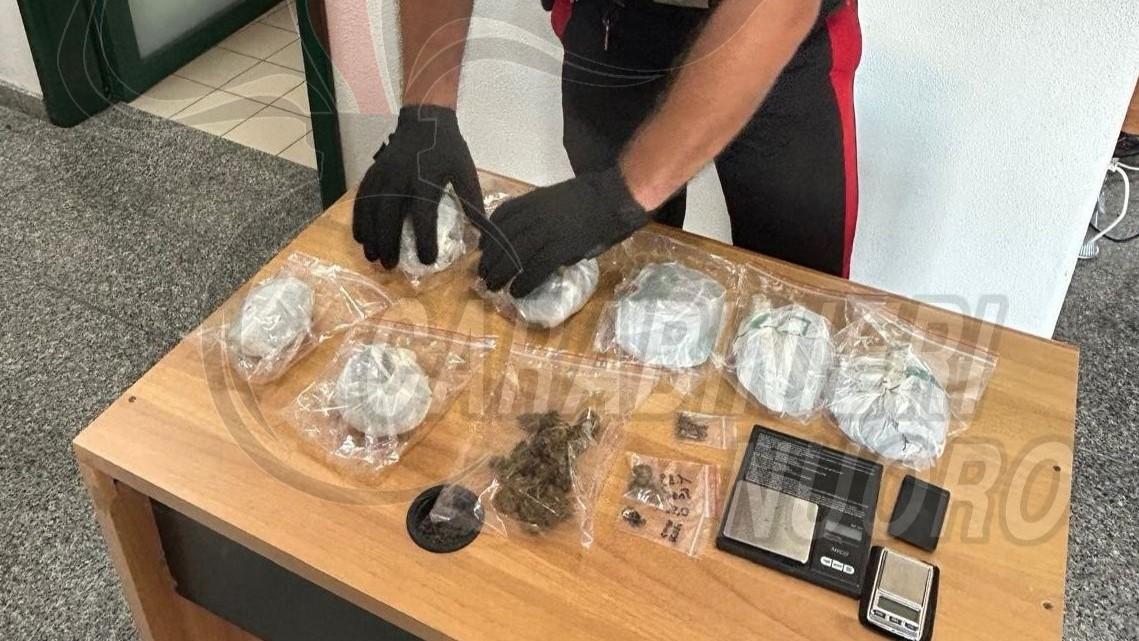 Con la droga a bordo di un monopattino elettrico: arrestato