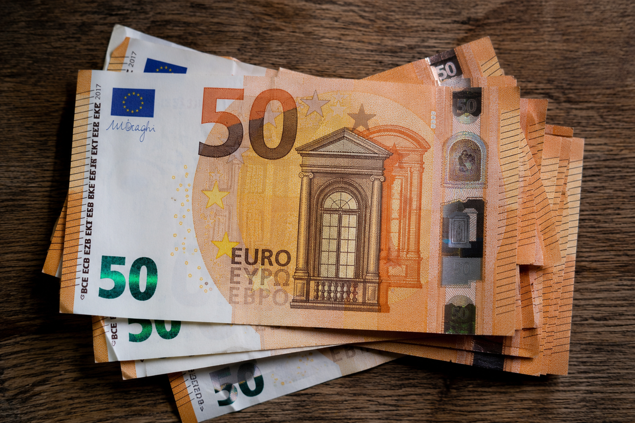 Senzatetto trova una valigetta con 4 mila euro e lancia le banconote ai passanti
