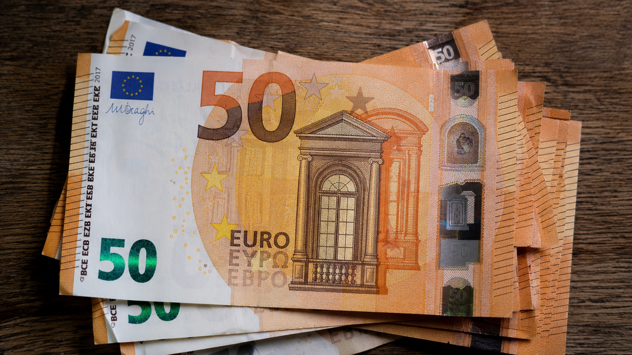 Senzatetto trova una valigetta con 4 mila euro e lancia le banconote ai passanti