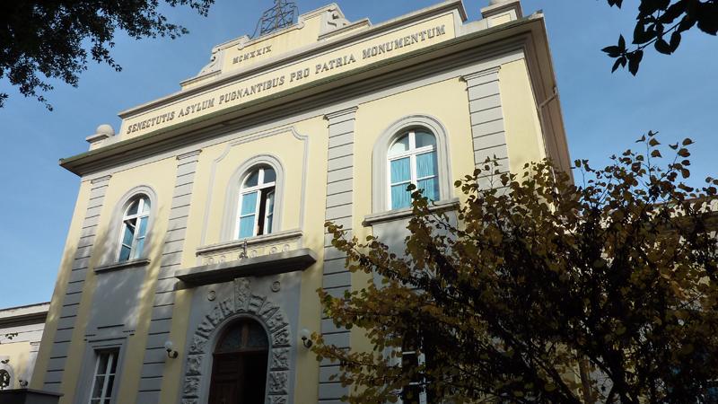 L’ingresso della rsa Ferrucci a Grosseto (foto d’archivio)