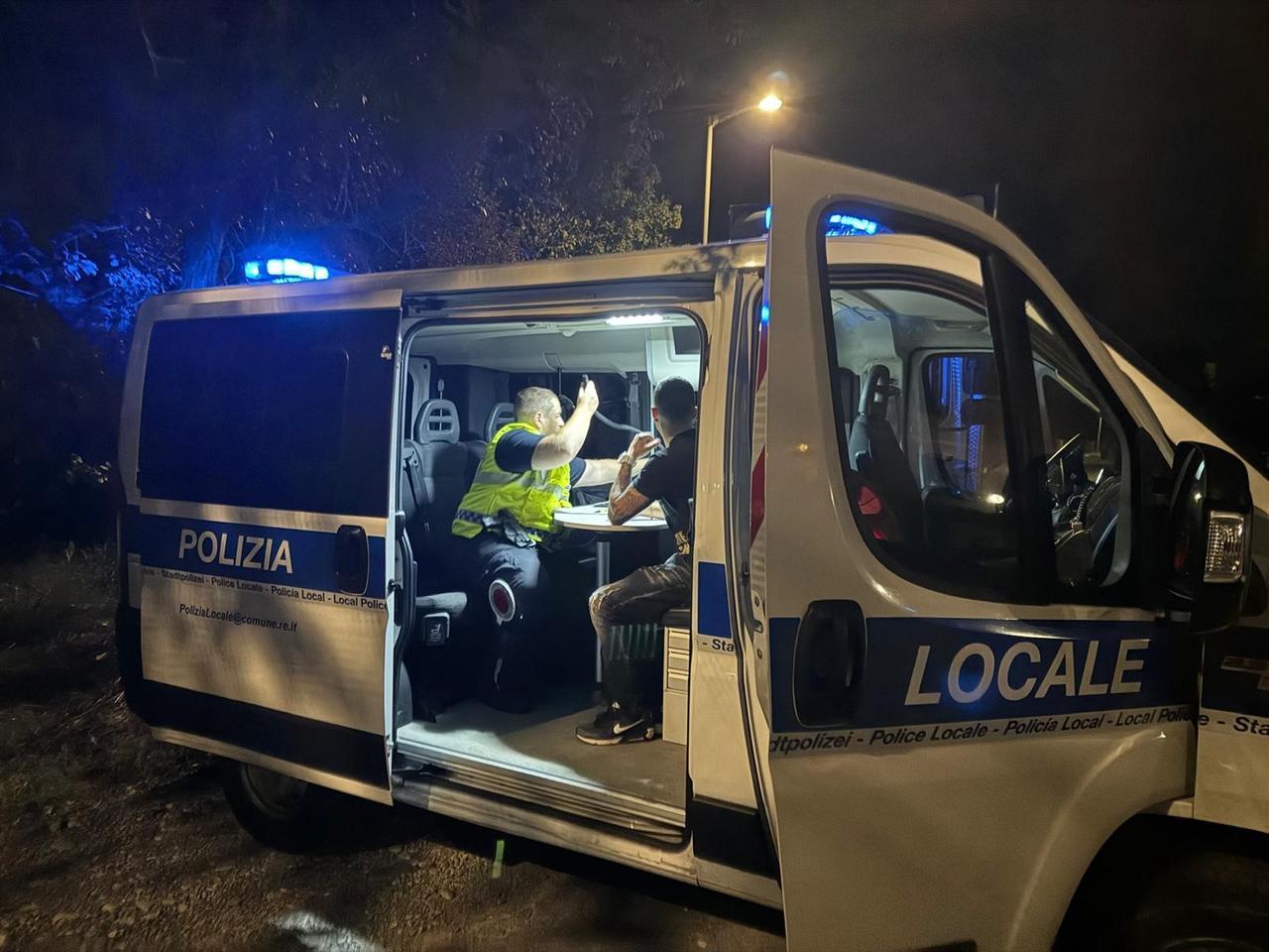 Provoca un incidente da ubriaco, senza patente e su un’auto sequestrata: denunciato un 23enne