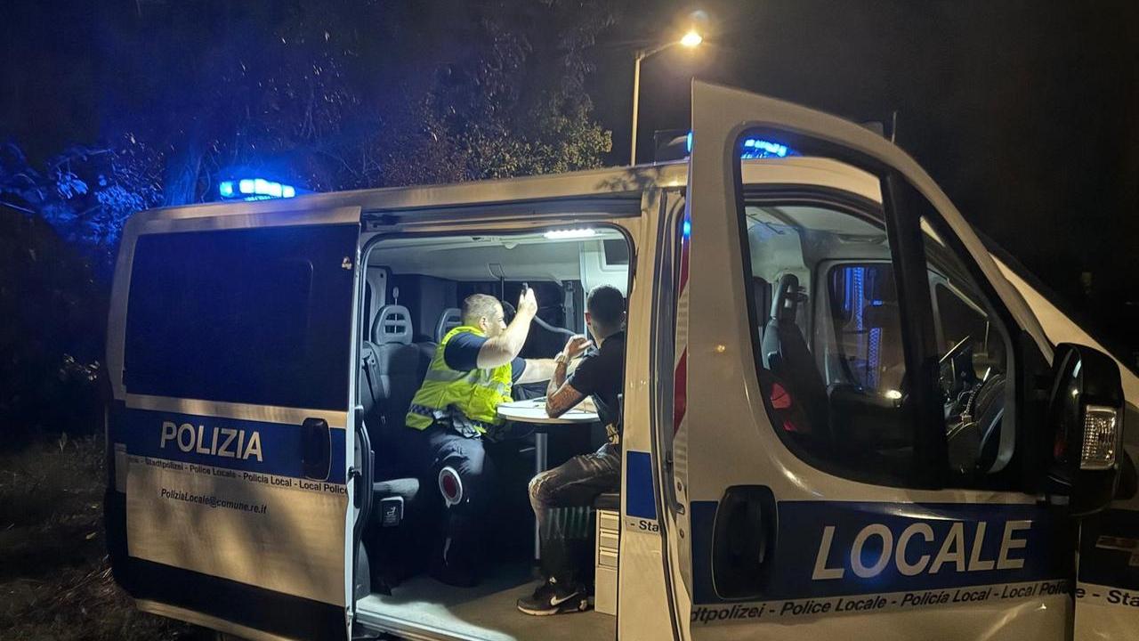 Provoca un incidente da ubriaco, senza patente e su un’auto sequestrata: denunciato un 23enne