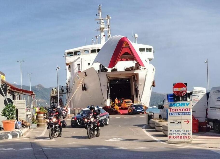 Carabinieri all'imbarco Toremar (foto d'archivio)