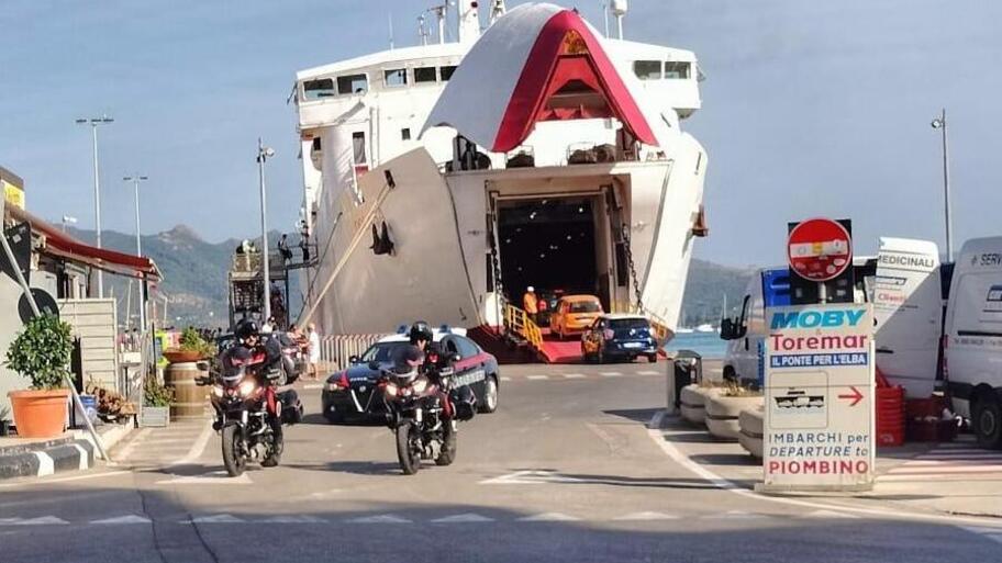 Carabinieri all'imbarco Toremar (foto d'archivio)