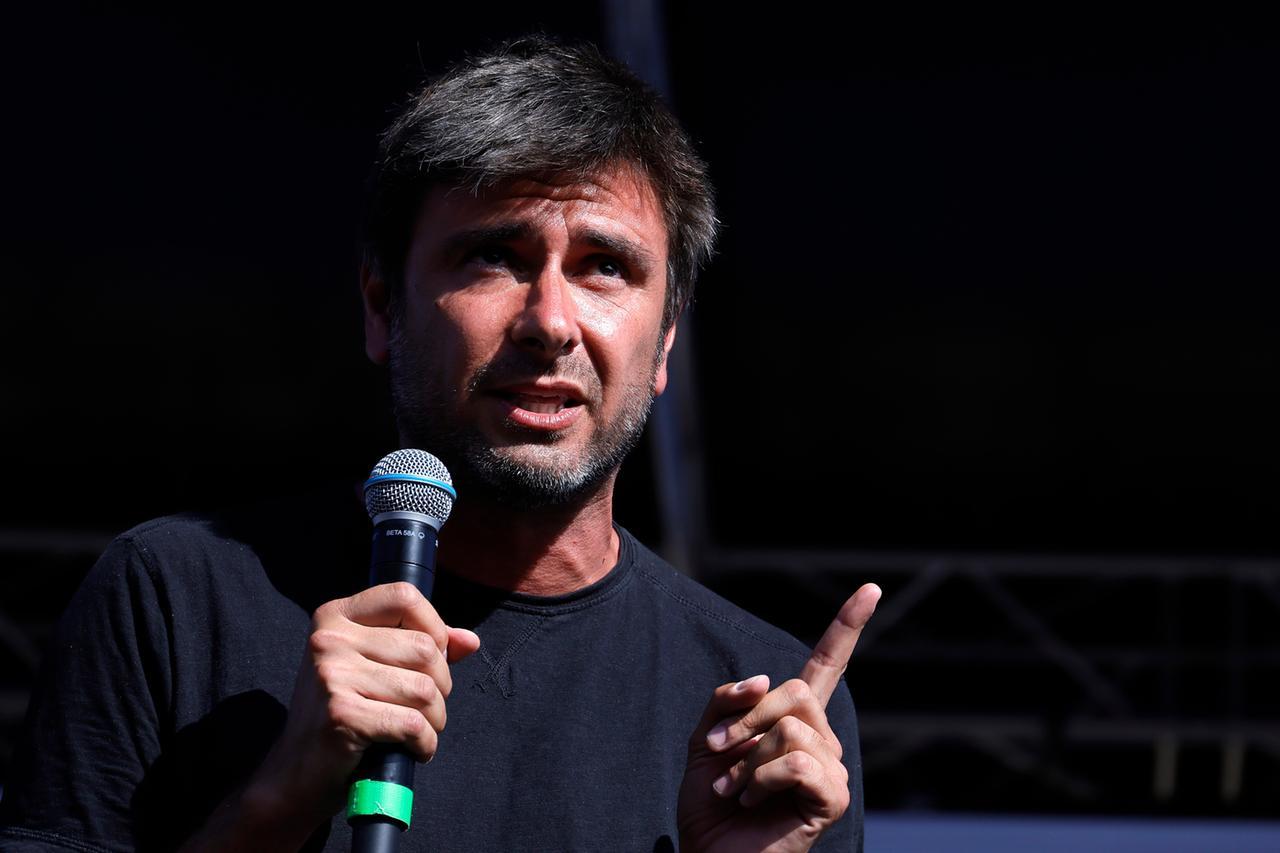 Di Battista ricoverato a Cuba, condizioni gravi: apprensione e messaggi di vicinanza da tutto il mondo politico
