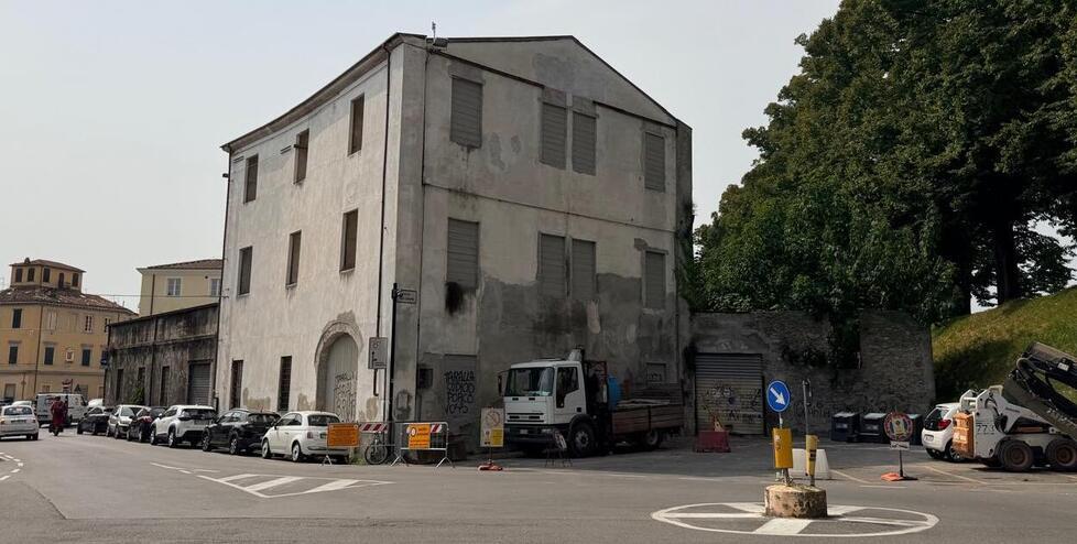 
	L&rsquo;immobile abbandonato accanto a porta San Jacopo

