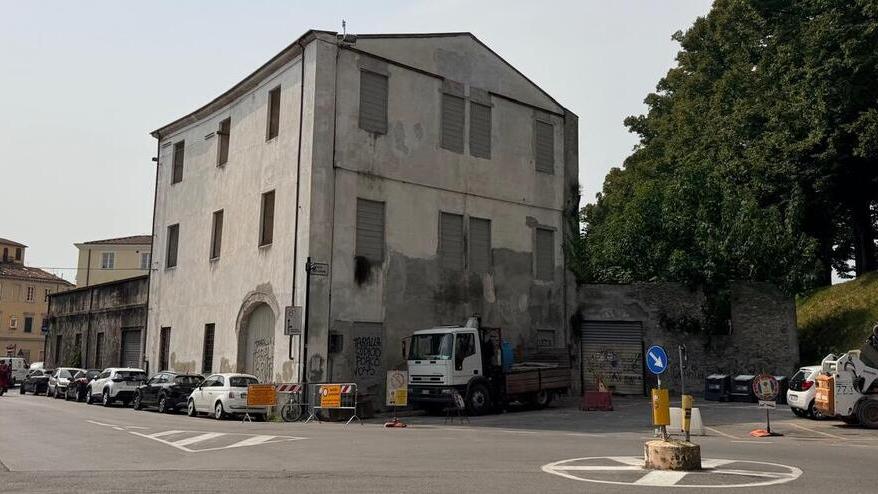 L’immobile abbandonato accanto a porta San Jacopo