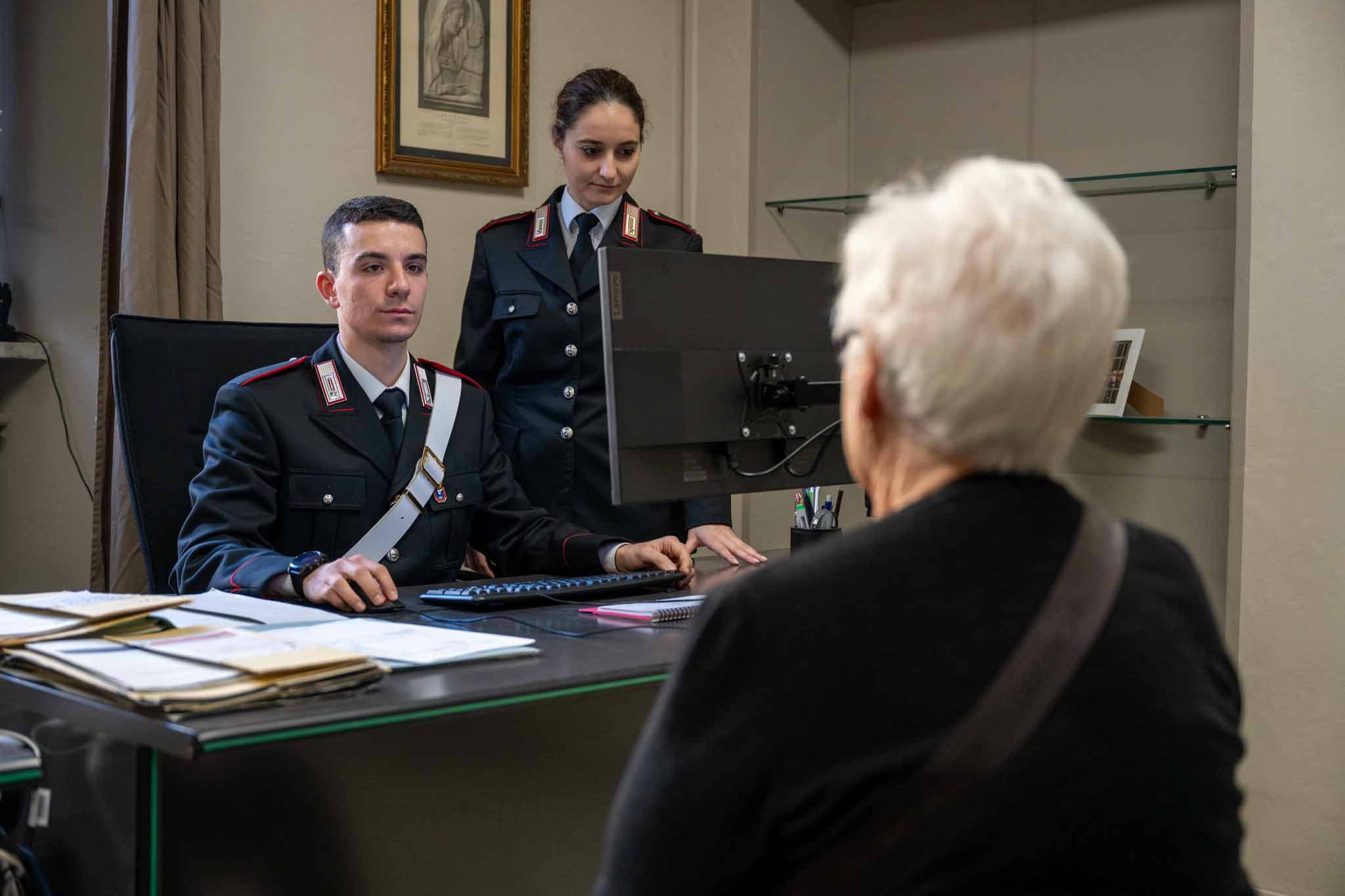 Un'anziana dai carabinieri per una denuncia per truffa (foto d'archivio)