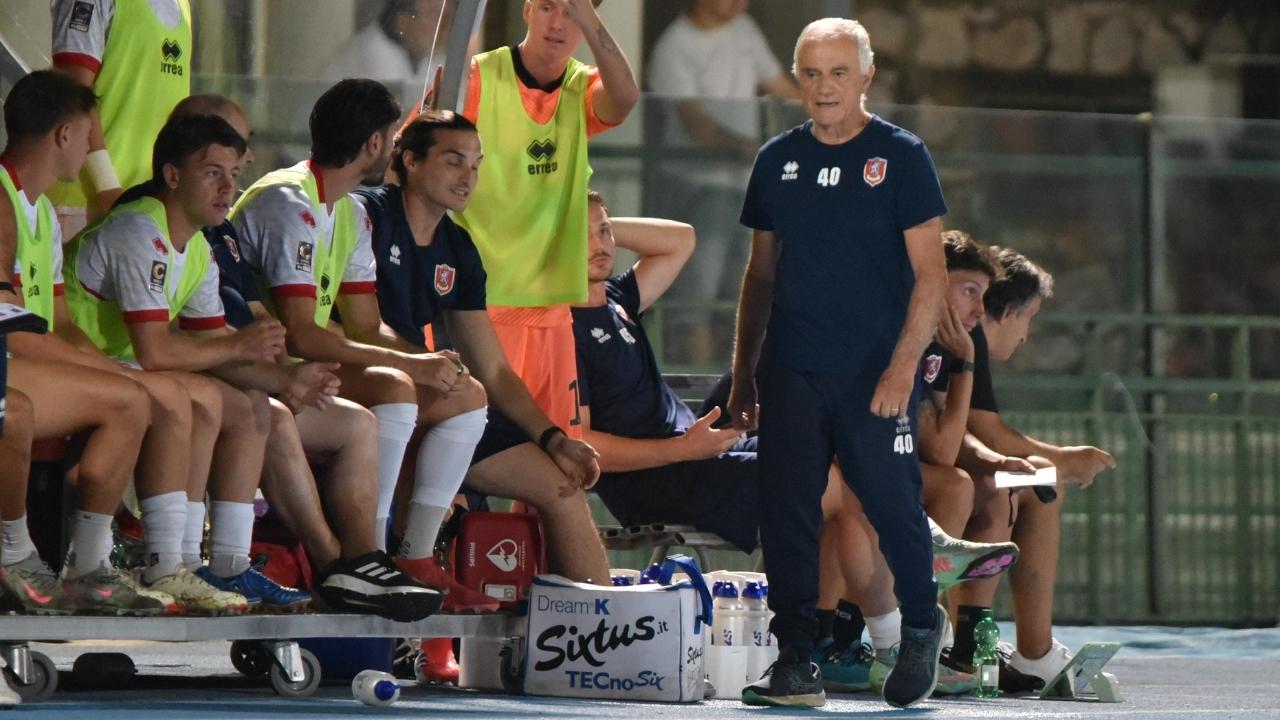 
	Mister Paolo Indiani, tecnico del Grosseto (foto Agenzia Bf)

