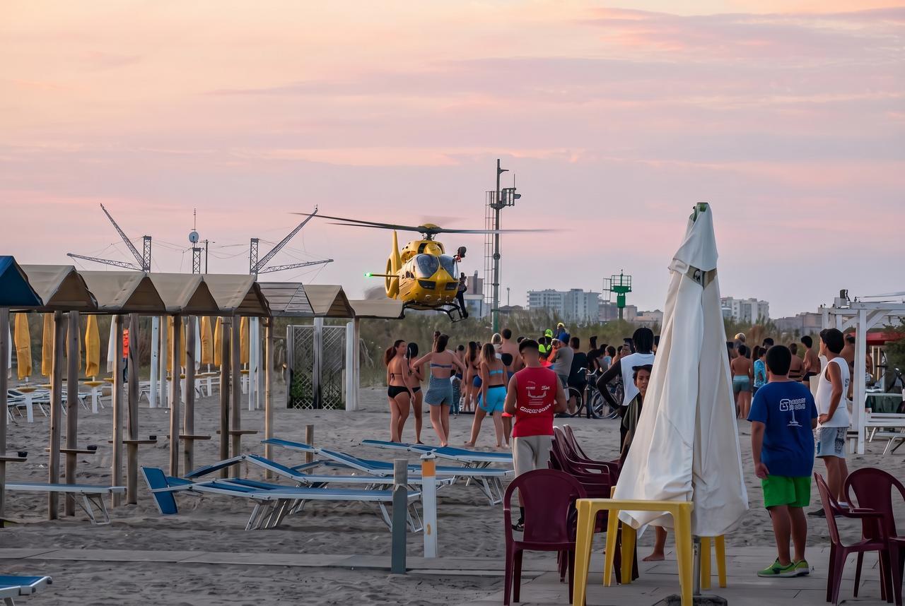 Batte la testa mentre gioca: paura per un bimbo di 8 anni a Lido Estensi