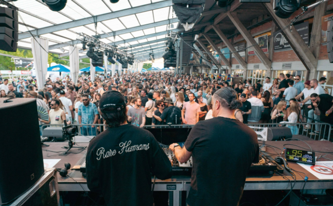 Sparatoria sulla folla a un rave party di musica techno: diverse vittime – Che cosa sappiamo
