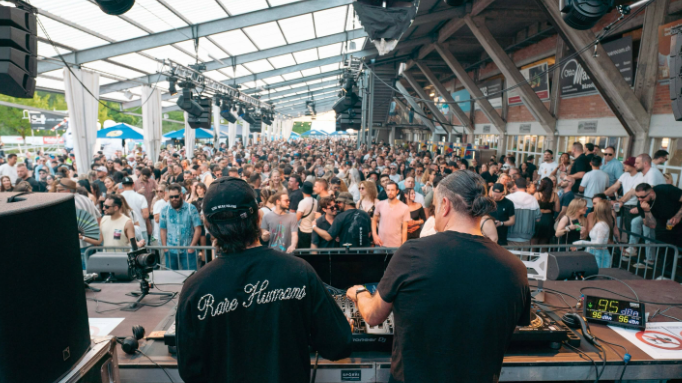 Sparatoria sulla folla a un rave party di musica techno: diverse vittime – Che cosa sappiamo