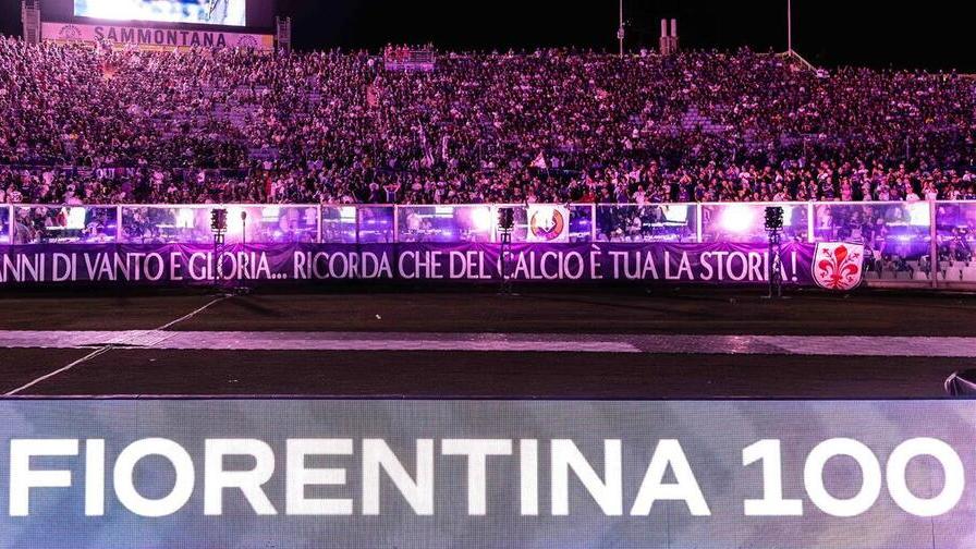 Dai tre schiaffi ai festeggiamenti: la Fiorentina celebra i 100 anni – L’omaggio ai grandi ex