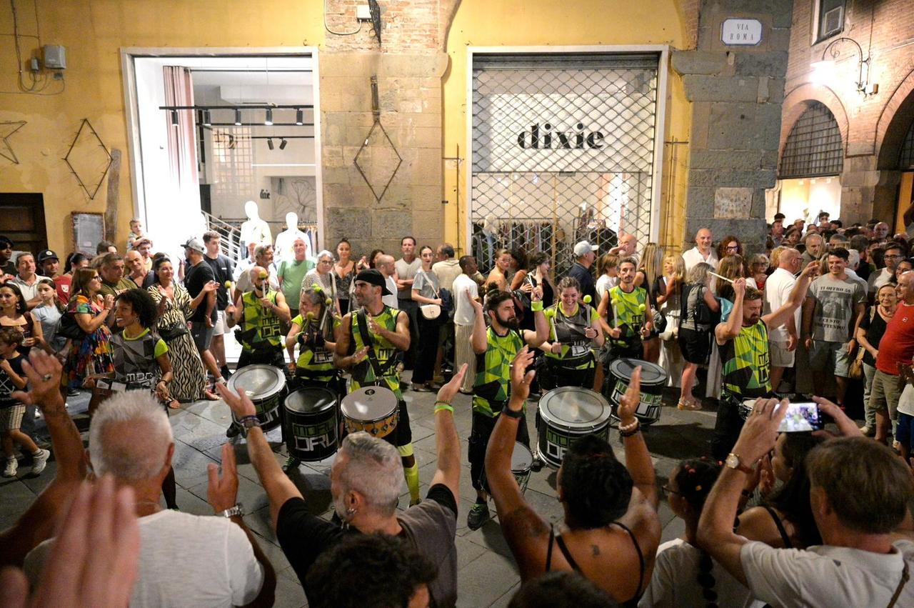 La Notte Bianca a Lucca fa il pieno, Confcommercio: «65mila persone in città»