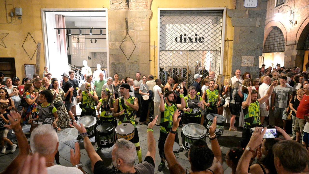 La Notte Bianca a Lucca fa il pieno, Confcommercio: «65mila persone in città»