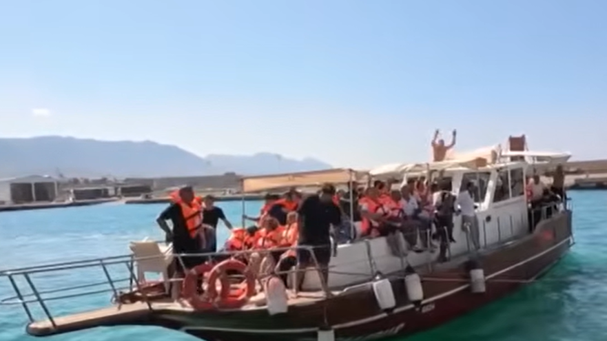 Traghetto con 267 passeggeri imbarca acqua e si ribalta: 7 morti e 23 dispersi