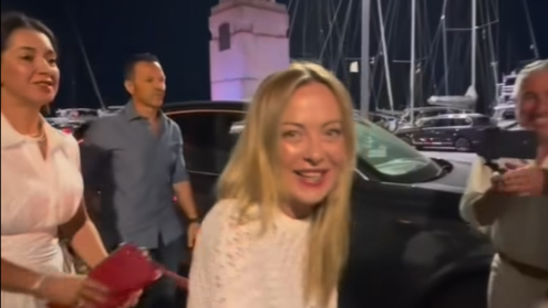 Giorgia Meloni torna a La Maddalena: mini-vacanza tra spiagge e passeggiate in centro