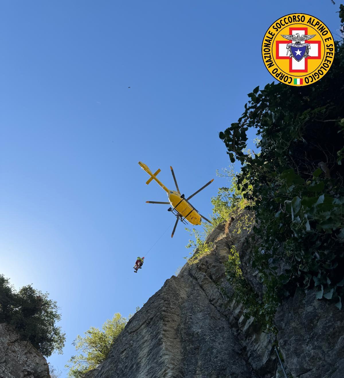 Pietra di Bismantova, malore per il caldo sulla ferrata: 29enne si sente male, recuperata con l’elisoccorso