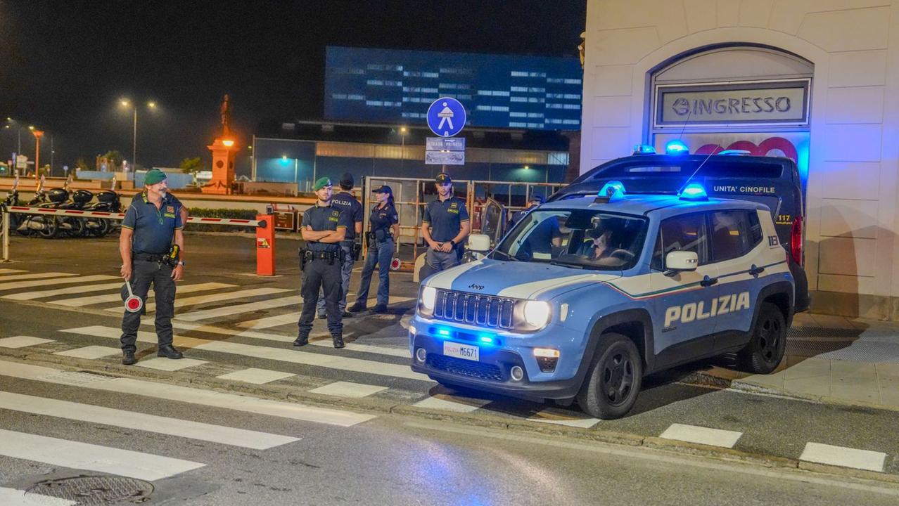 Poliziotti e finanzieri a Porta a Mare per i controlli (foto Stick)