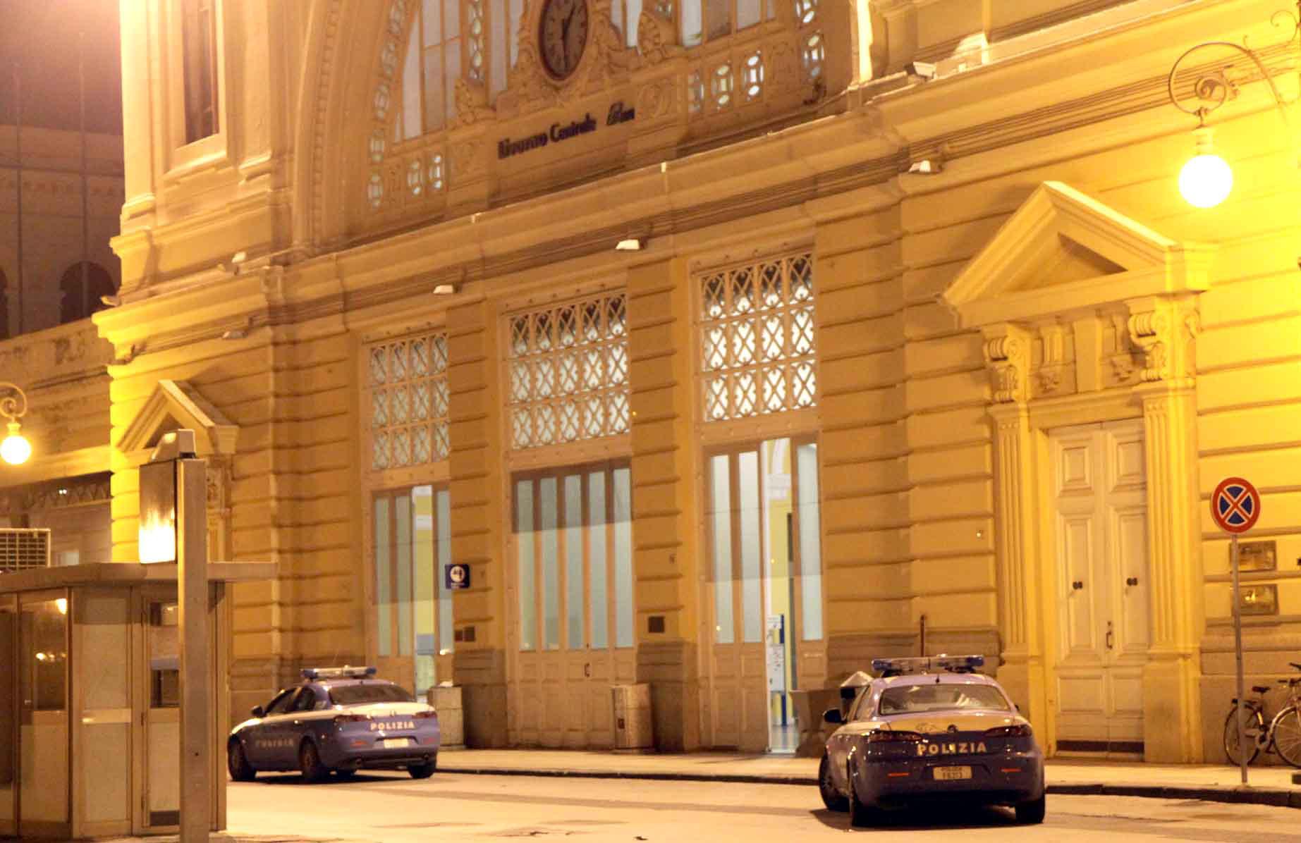 Due volanti della polizia in piazza Dante, alla stazione (foto d'archivio)