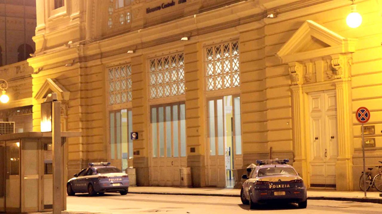 Due volanti della polizia in piazza Dante, alla stazione (foto d'archivio)