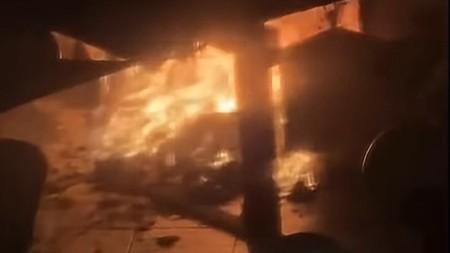Alghero, incendio nella notte: le fiamme partono da un bidone dei rifiuti e raggiungono il ristorante