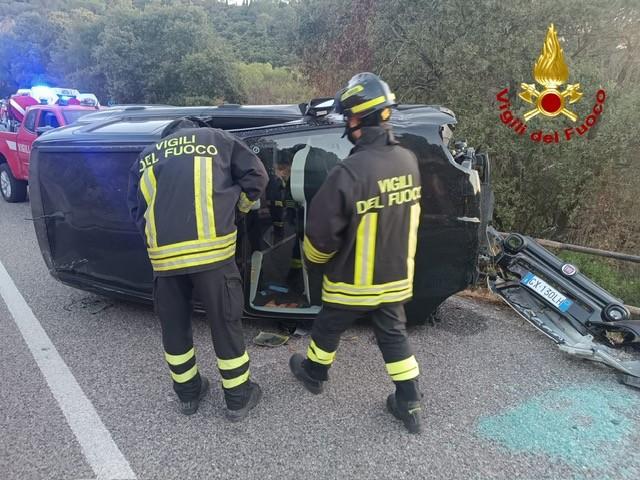 Nuoro, auto si ribalta con a bordo tre persone, di cui un bambino